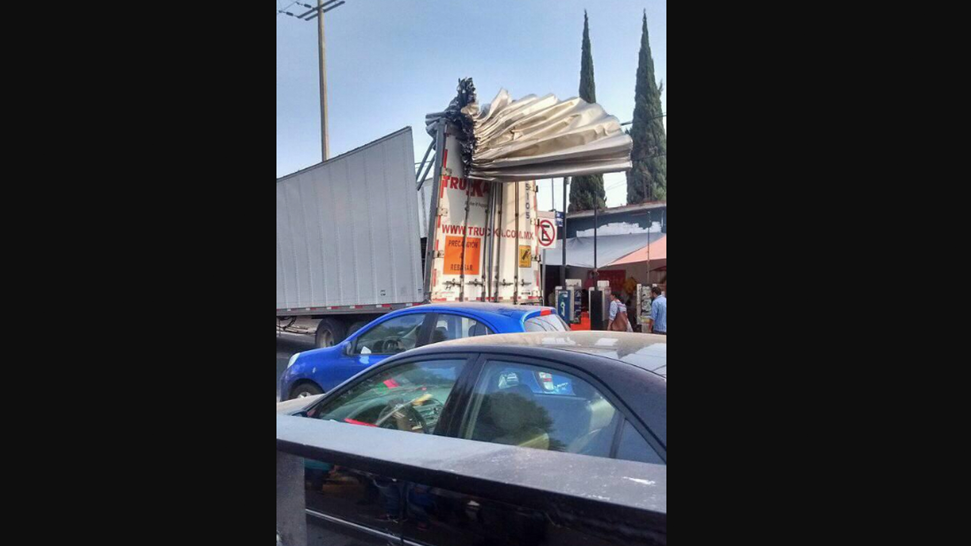 Invade carril del Metrobús y estación casi parte caja de su tráiler