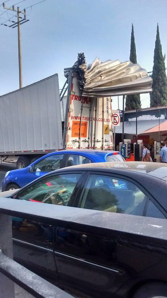 Invade carril del Metrobús y estación casi parte caja de su tráiler - trailer