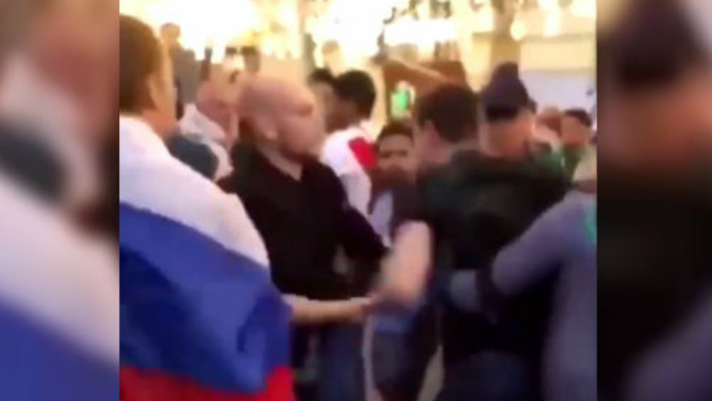 #Viral Mexicano intenta calmar pelea en Rusia