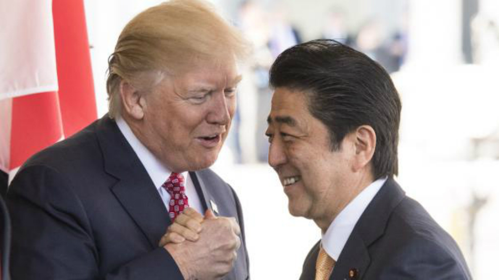 Trump le recuerda bombardeo de Pearl Harbor a primer ministro japonés - trump-abe