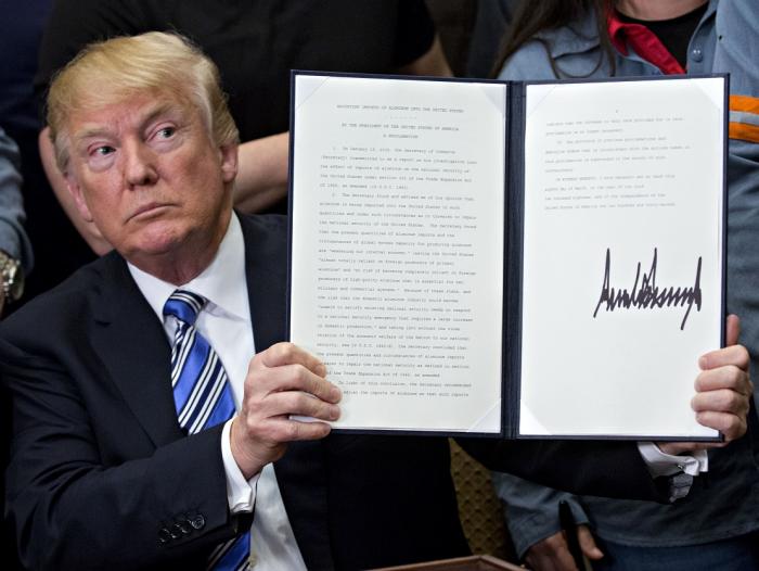 Pierden trabajo 60 trabajadores en EE.UU. por política económica de Trump - trump1