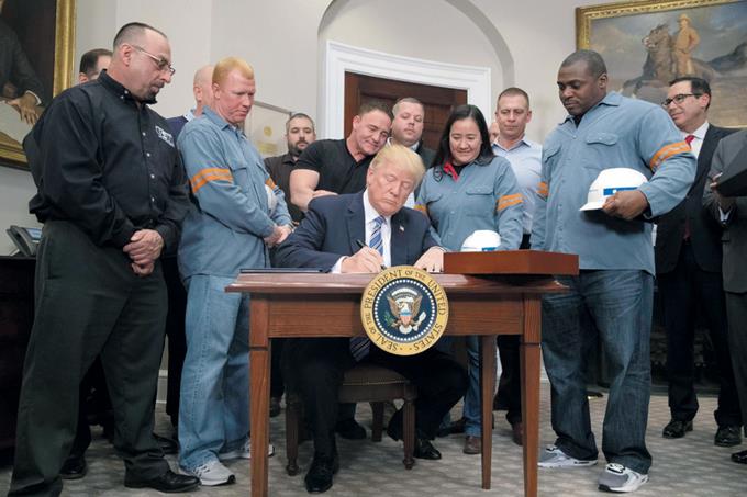 Pierden trabajo 60 trabajadores en EE.UU. por política económica de Trump - trump3