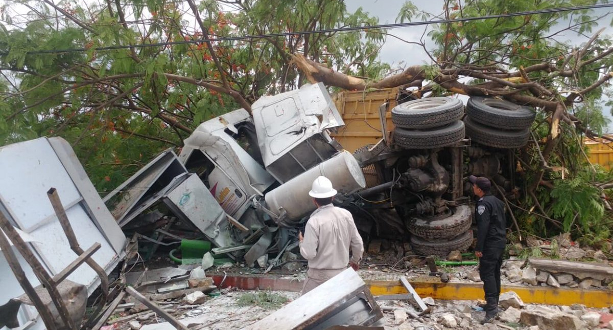 Tráiler se queda sin frenos y mata a siete personas en Tuxtla Gutiérrez Tráiler se queda sin frenos y mata a siete personas en Tuxtla Gutiérrez