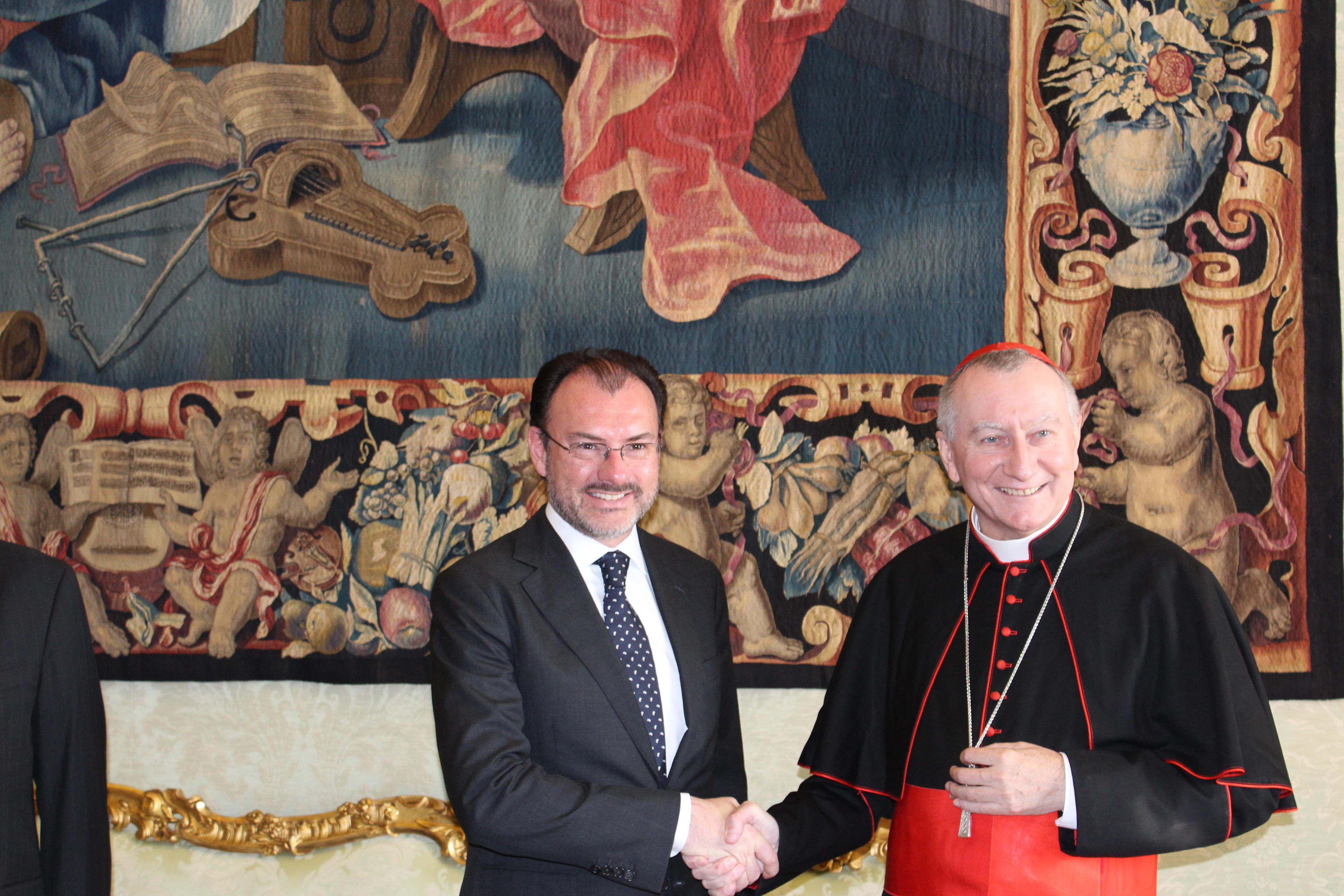 México y el Vaticano preparan coloquio para proteger a migrantes - videgaray-parolin