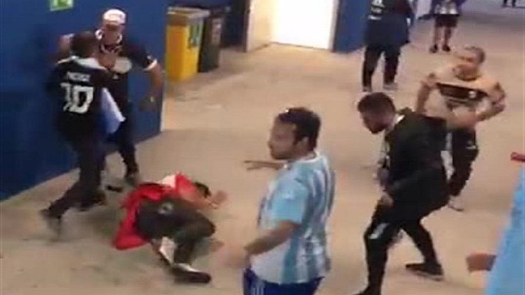 #Video Aficionados argentinos golpean a croatas tras perder partido