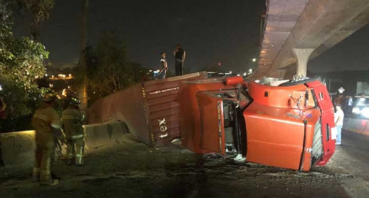 Volcadura de tráiler mata a motociclista en Periférico Norte