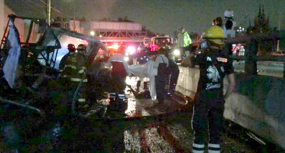 Volcadura e incendio de tráiler paralizan la México-Pachuca