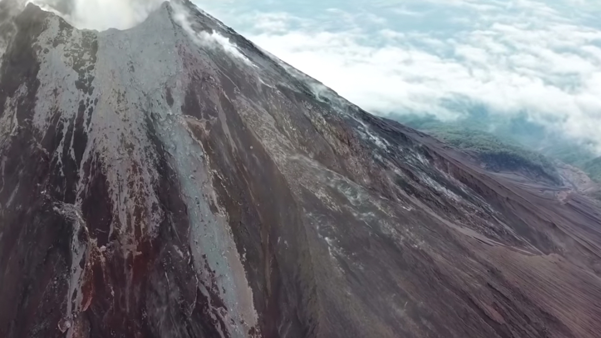 #Video Dron capta erupción del volcán de Fuego