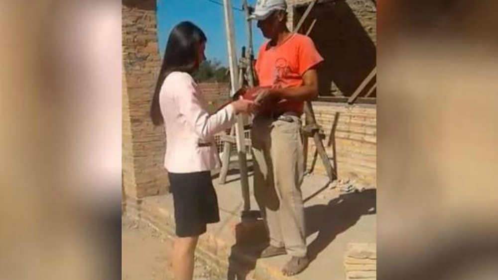 #Video Joven llora al entregar título universitario a su padre albañil