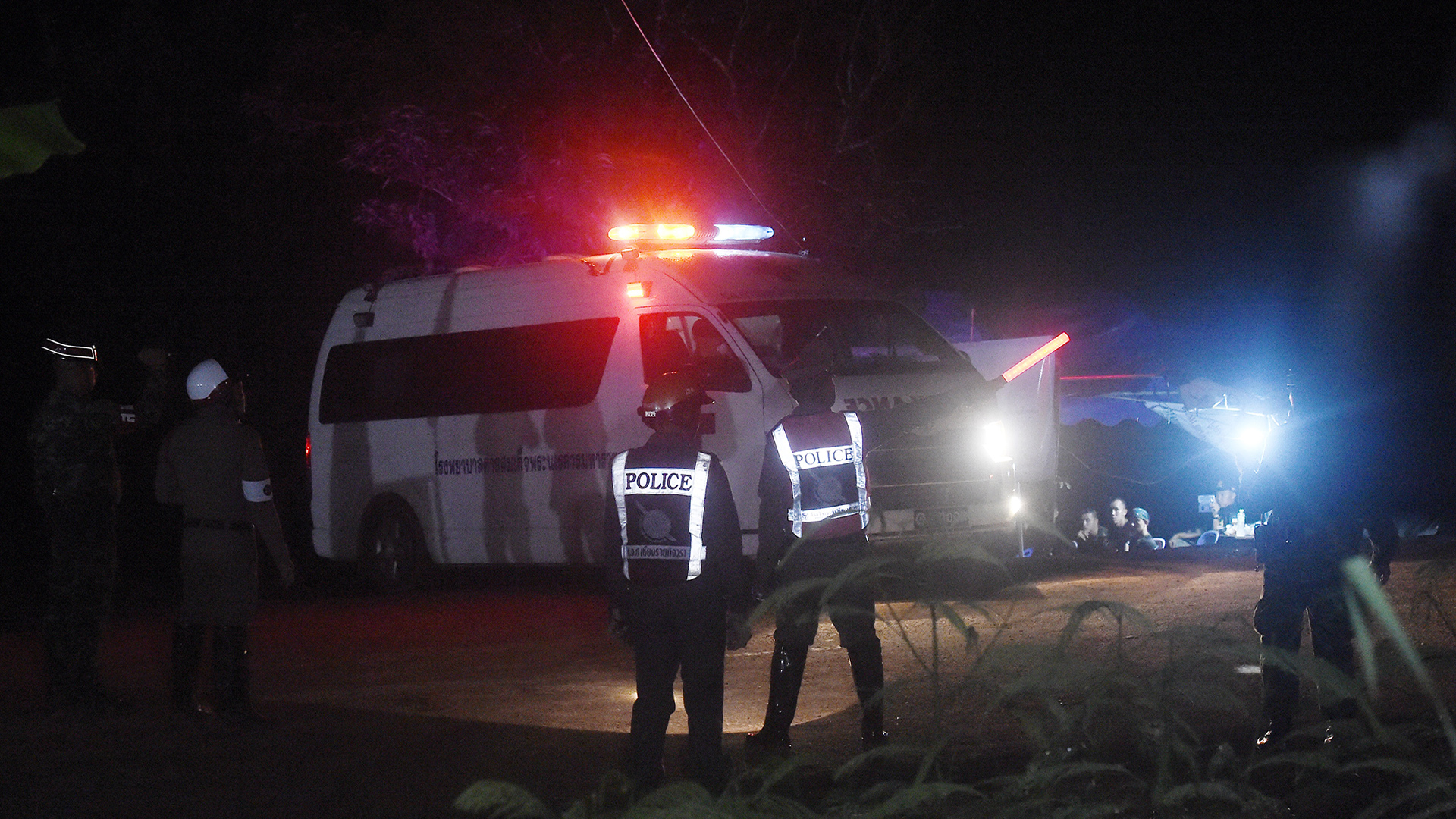 Suspenden labores de rescate de niños en Tailandia