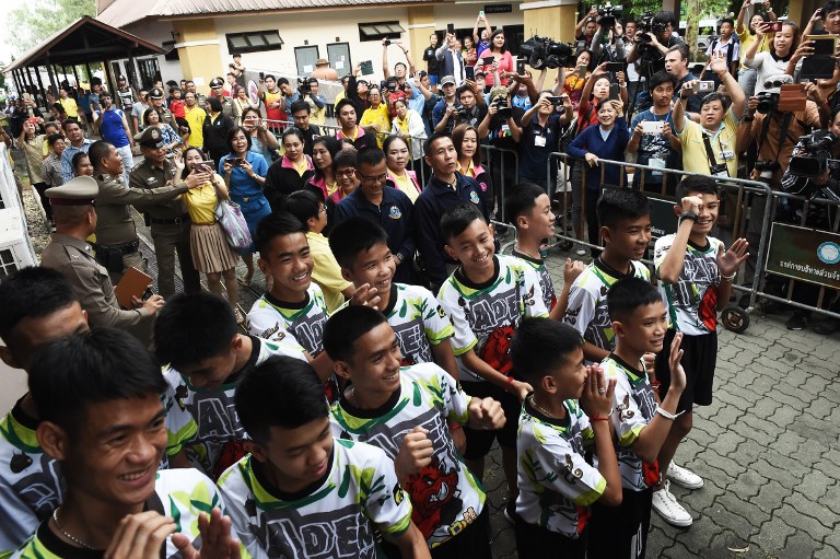 Niños atrapados en cueva de Tailandia salen del hospital - 000-17r7qt