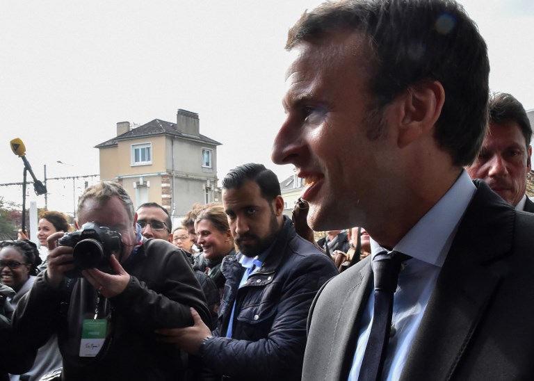 Detienen a guardaespaldas de Macron por golpear a manifestantes - 000-17t1bj