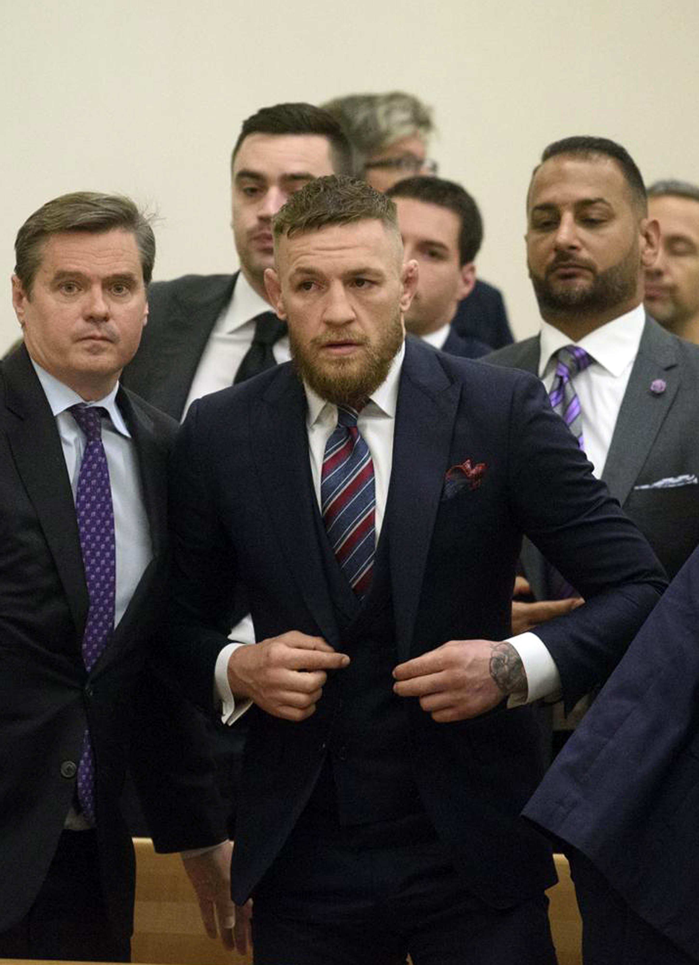 McGregor se declara culpable de alterar el orden y evita la cárcel - 000-17y3kz
