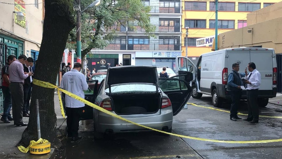 Hallan muerto a hombre dentro de vehículo en Coyoacán
