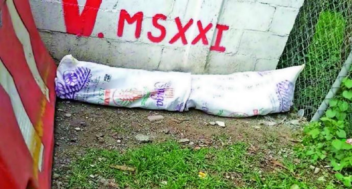 Abandonan cadáver de mujer en costales en Xochimilco