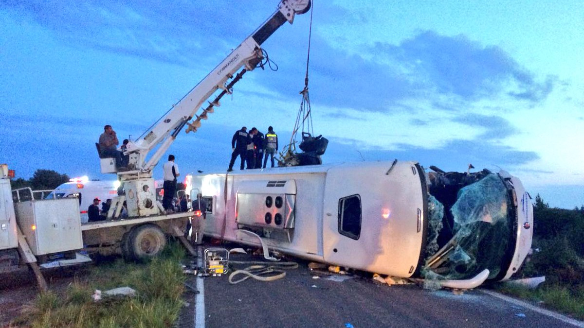Choque entre tráiler y autobús en Durango deja al menos 11 muertos Choque entre tráiler y autobús en Durango deja al menos 11 muertos