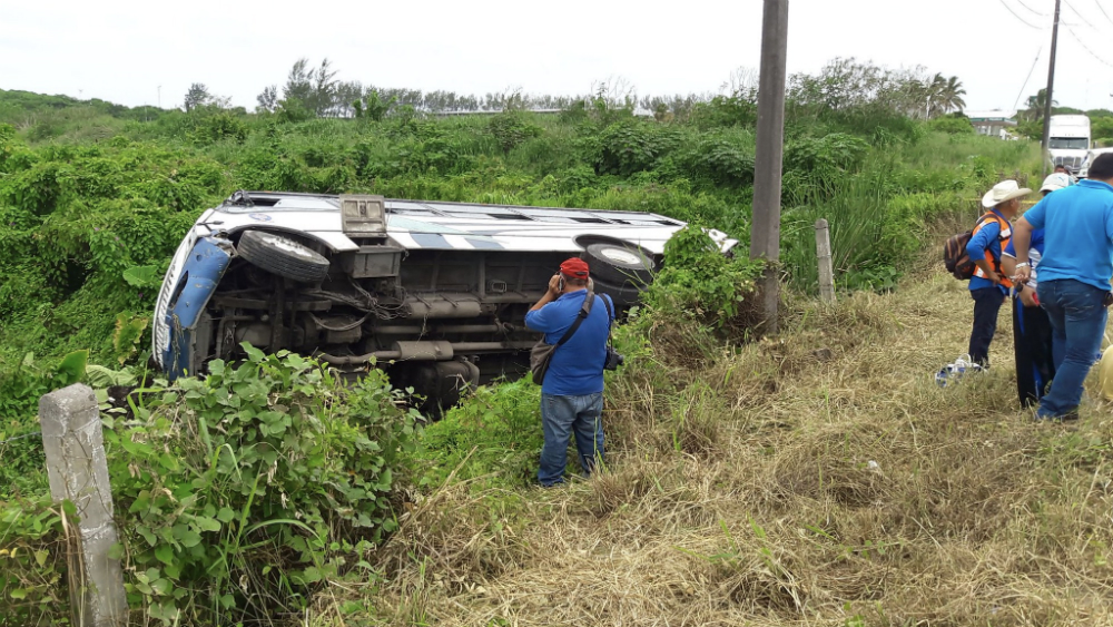 Tráiler saca de autopista a autobús en Veracruz y deja 24 lesionados - accidente-autobus-veracruz-2