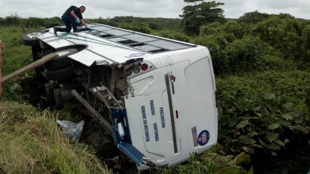 Tráiler saca de autopista a autobús en Veracruz y deja 24 lesionados
