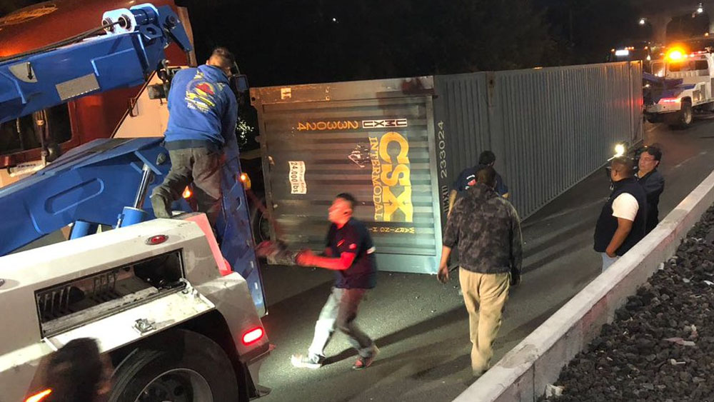 #Video Cierran autopista México-Cuernavaca por volcadura de contenedor