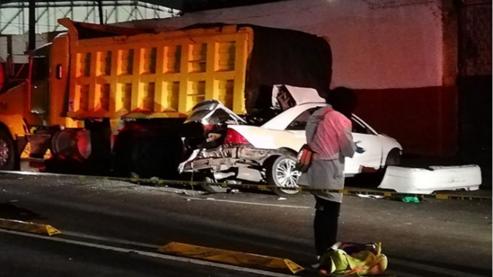 Muere pareja tras estrellarse contra camión en la GAM Muere pareja tras estrellarse contra camión en la GAM