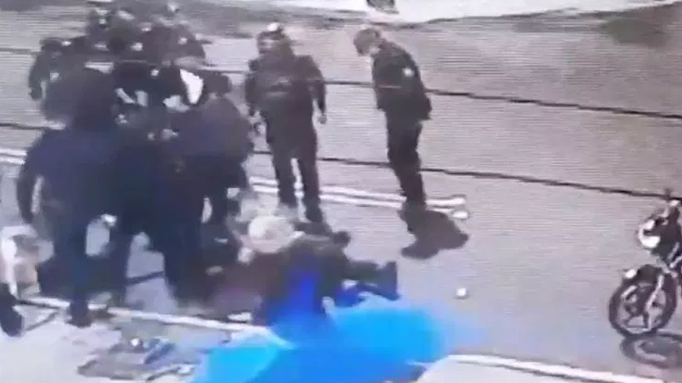 Huyen cuatro policías que agredieron a periodista en la Doctores