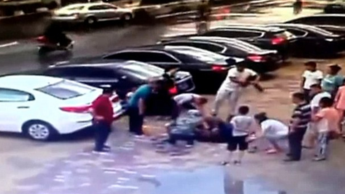 #Video Agujero se traga a adulto mayor en China