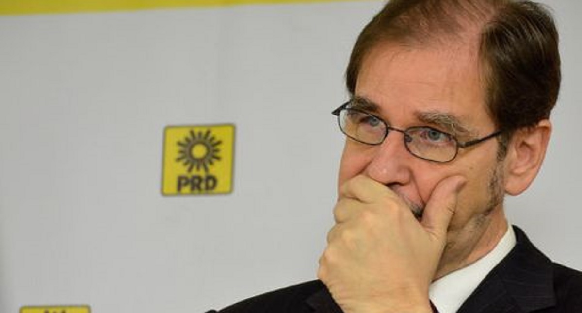 Renuncia Agustín Basave al PRD