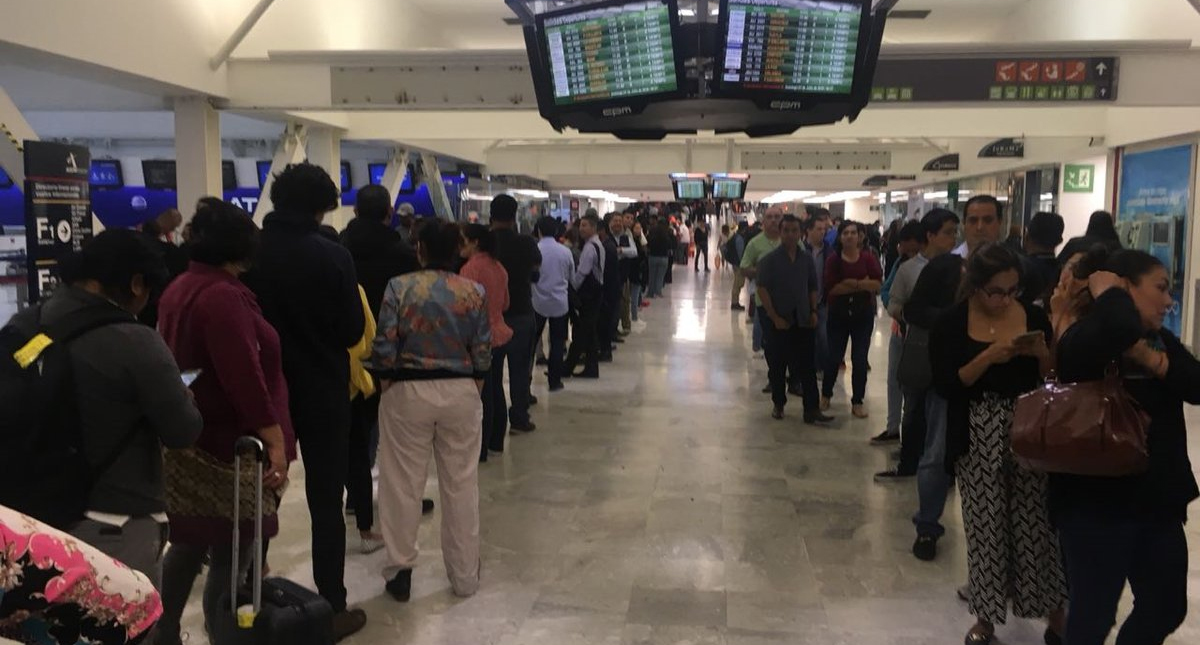 Viajeros se molestan por falta de boletas en casilla especial del AICM