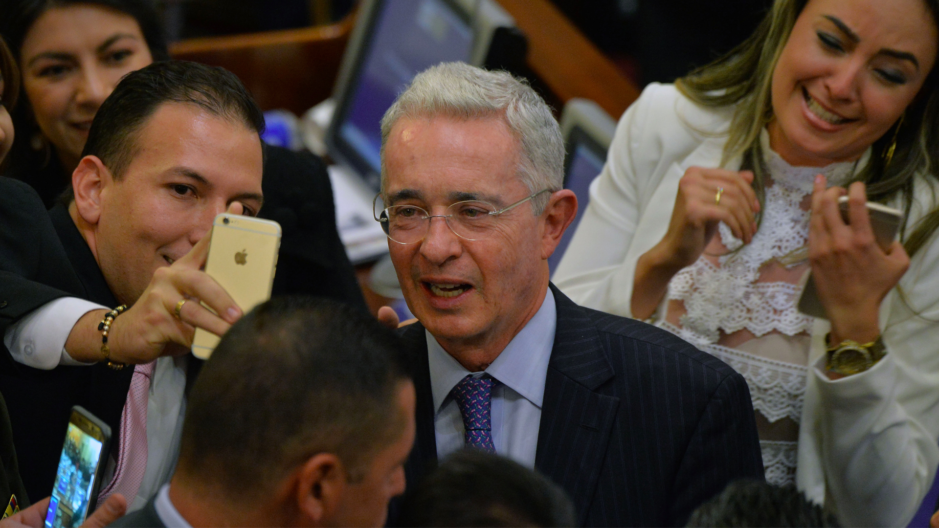 Renuncia expresidente colombiano al Senado por presunto soborno