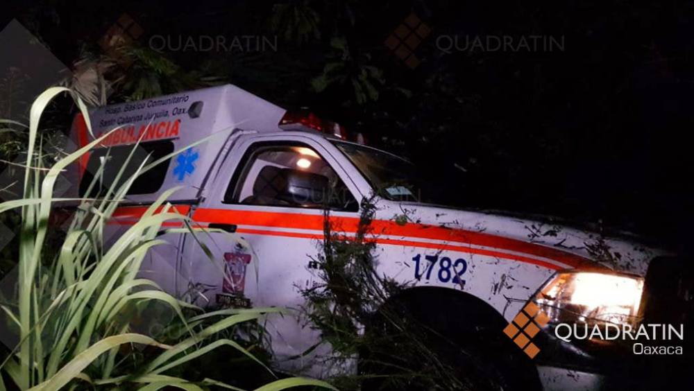 Ambulancia se sale de carretera en la costa de Oaxaca