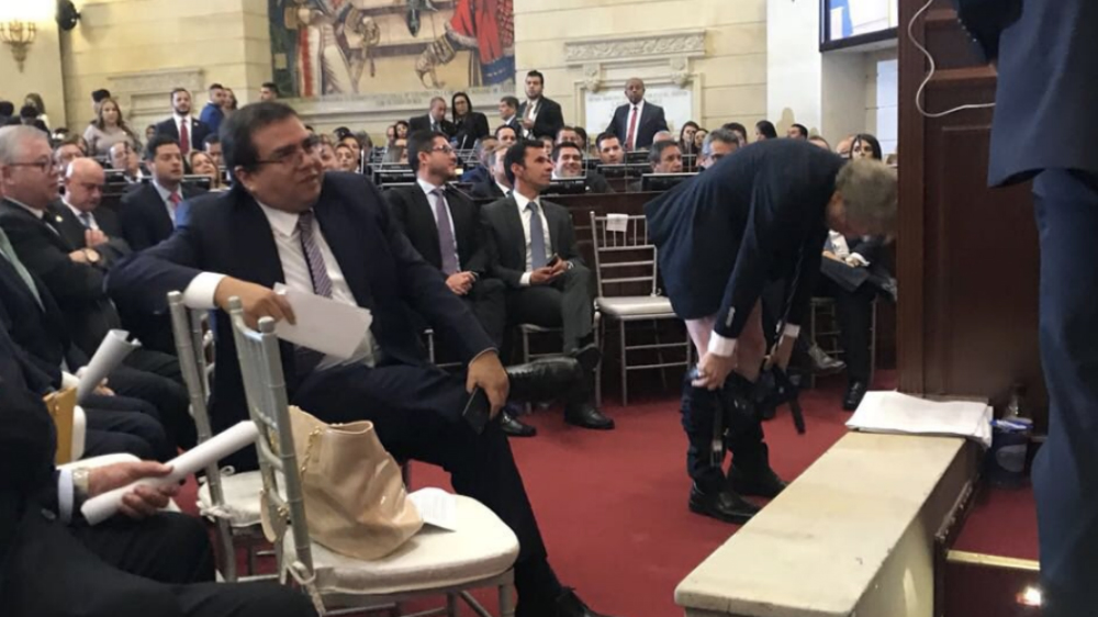 Senador muestra el trasero en instalación del Congreso en Colombia