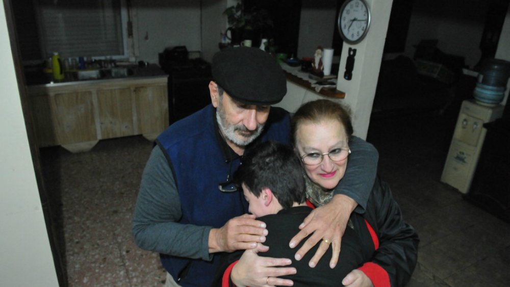 #Video Niño defiende a sus abuelos de asaltantes armados con pistola