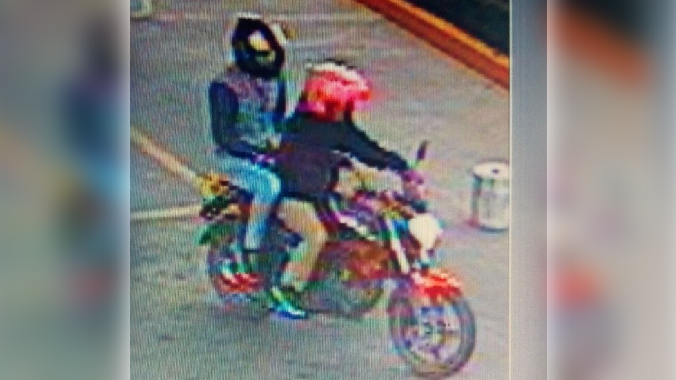 #Video Sujetos asaltan a despachador de gasolinera en Ecatepec