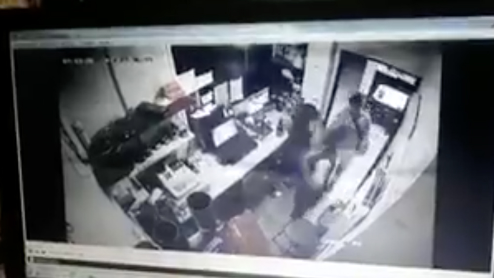 #Video Cinco sujetos asaltaron una taquería de la CDMX