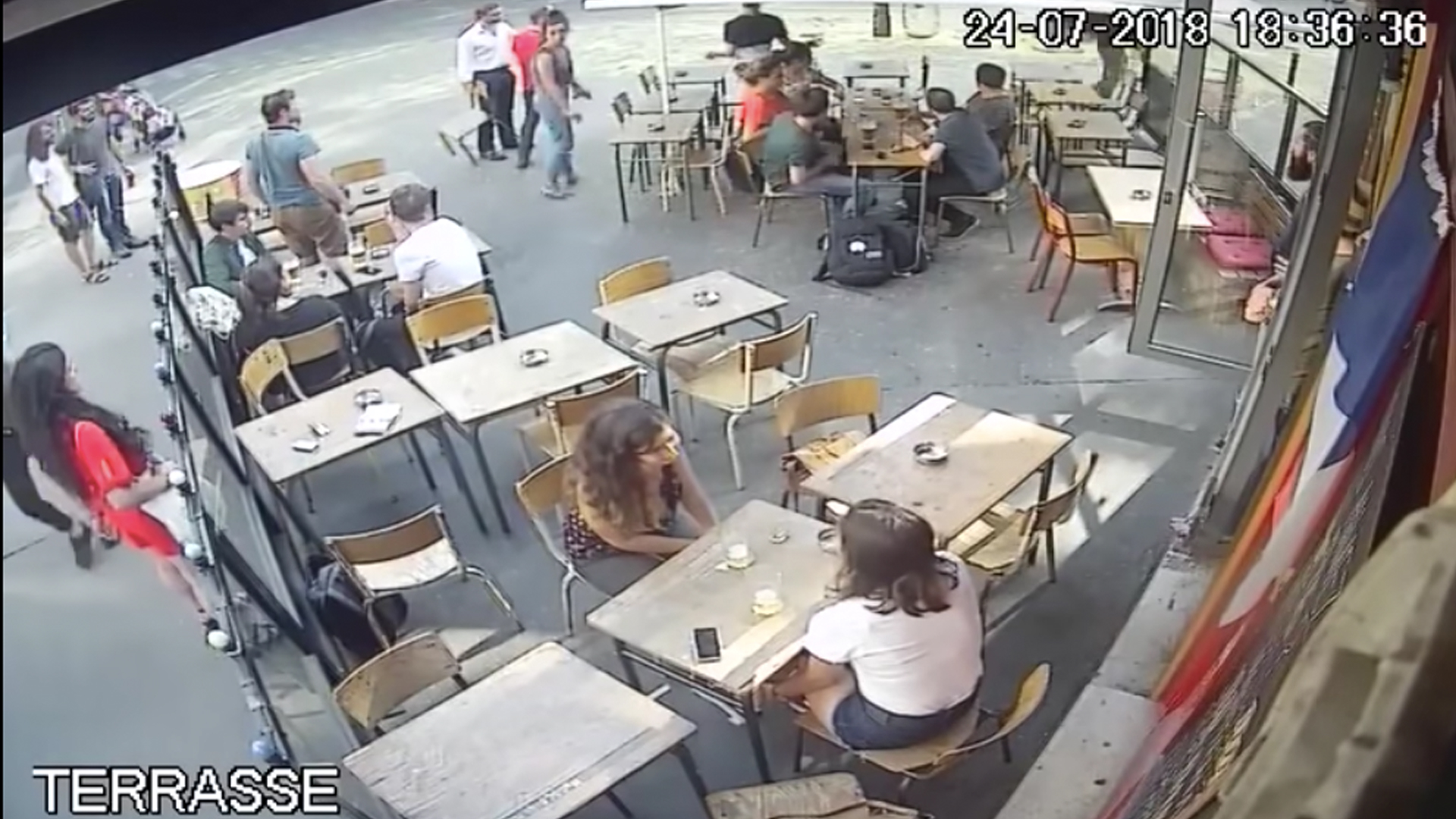 #Video Acosador golpea a mujer en París