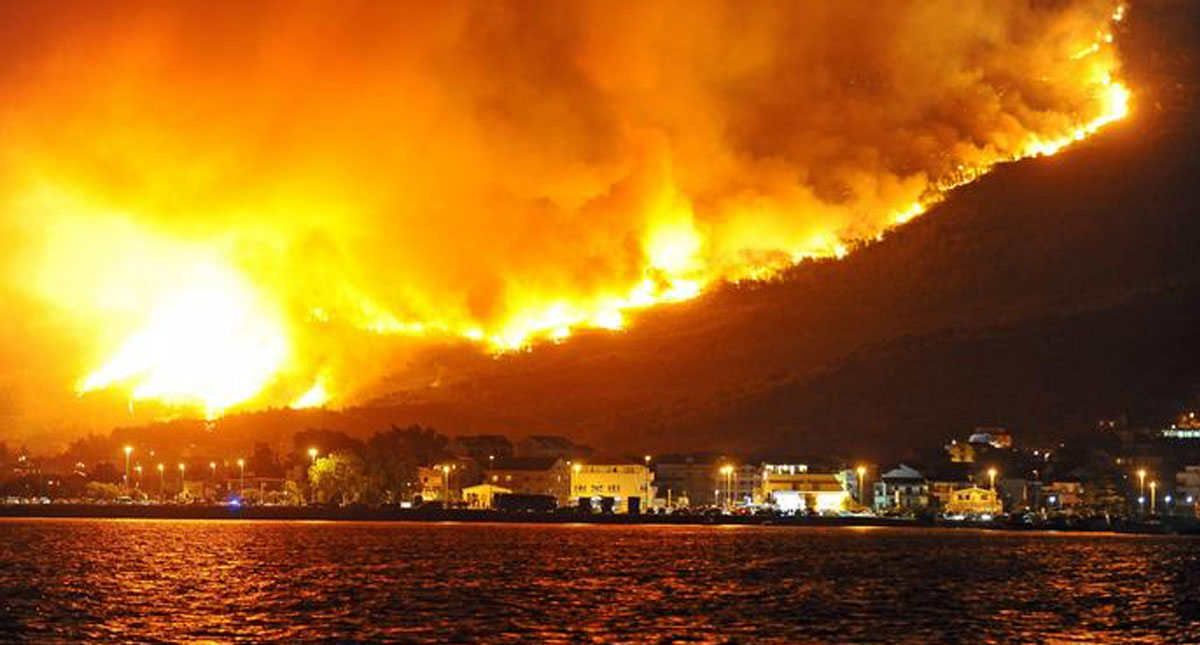 Al menos 20 muertos en los incendios en Grecia Al menos 20 muertos en los incendios en Grecia