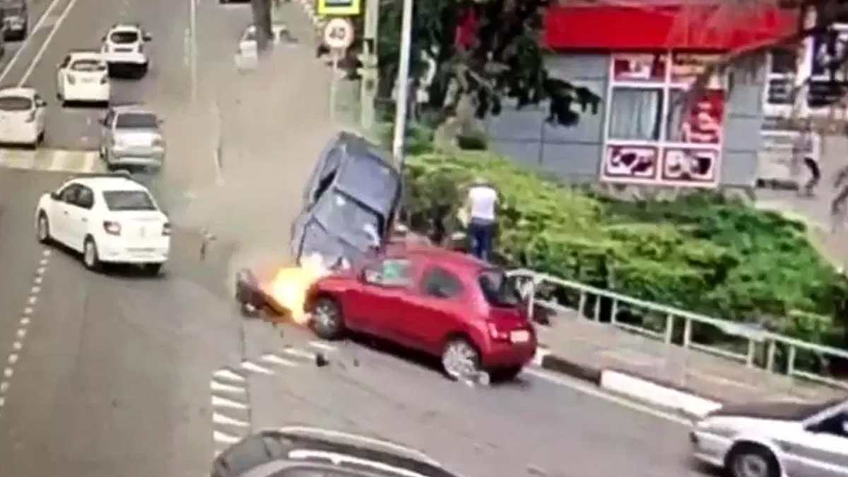 #Video Automóvil arrolla a multitud y mata a hombre en Rusia