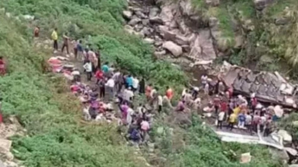 Al menos 48 muertos tras caer autobús a barranco en India