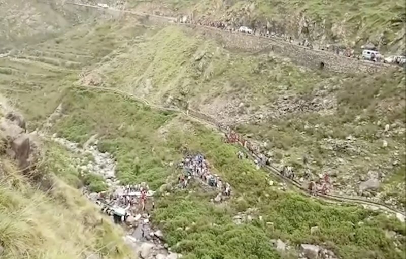 Al menos 48 muertos tras caer autobús a barranco en India - autobus-barranco-india1