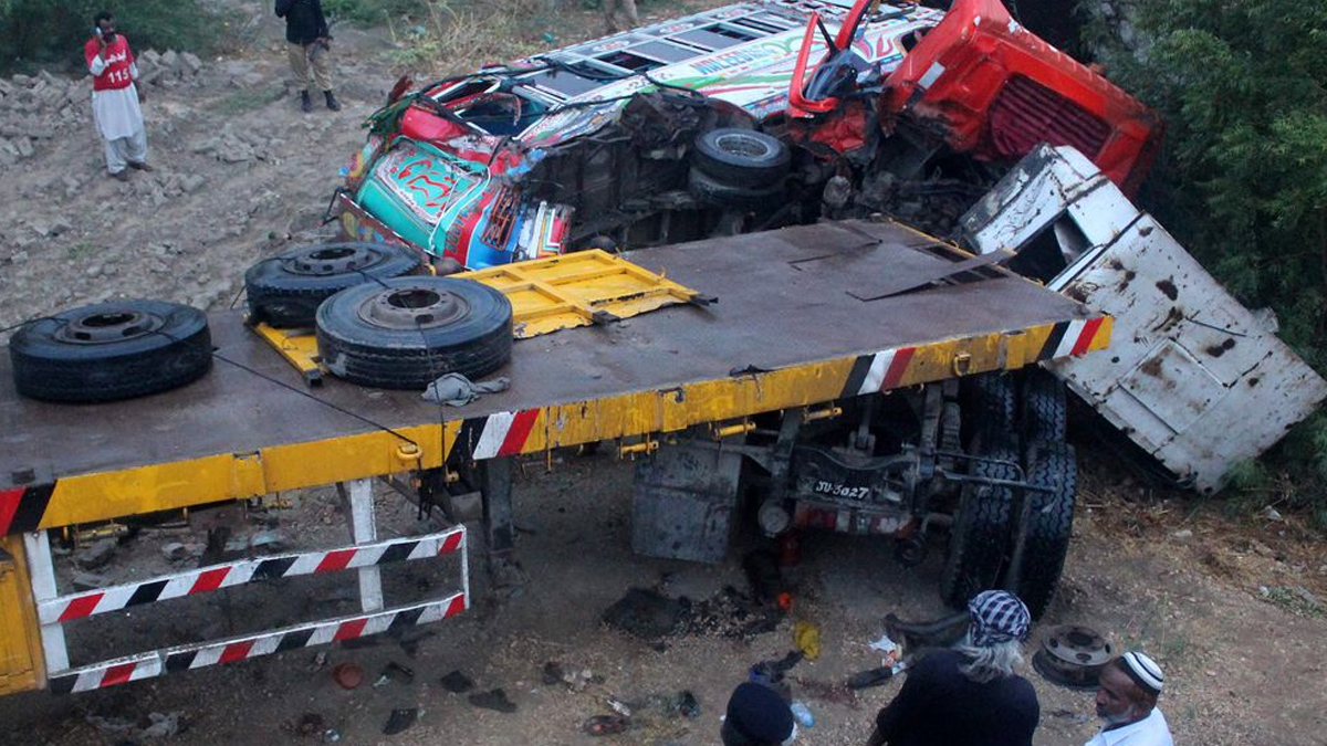 Choque de autobús deja 16 muertos en Pakistán