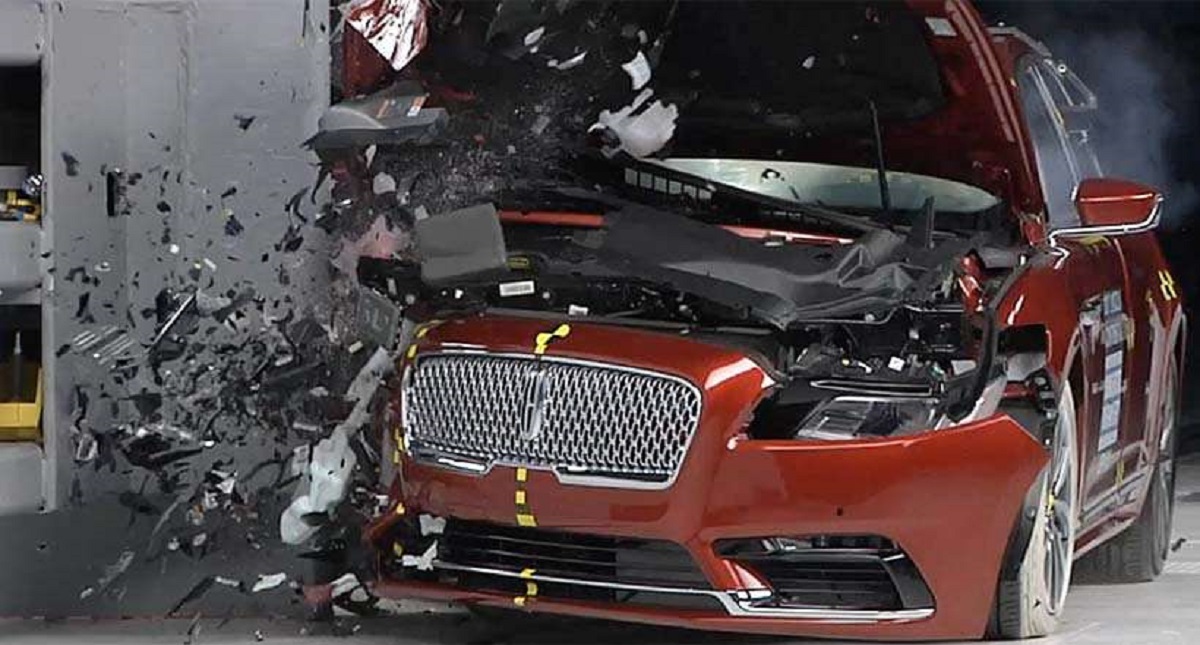 Automotrices venden en México versión más insegura de sus autos