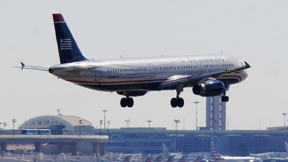Autoridades aéreas de EE.UU. investigan a pasajeros durante vuelos