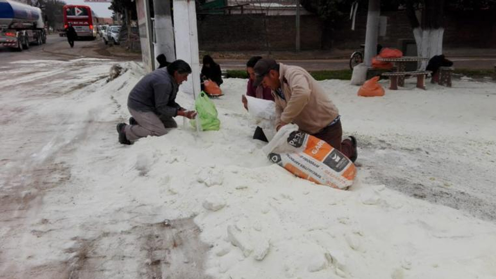 #Video Recolectan azúcar derramada por camión accidentado