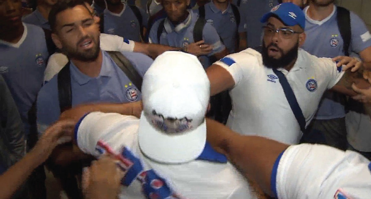 #Video Aficionados se enfrentan con jugadores de futbol