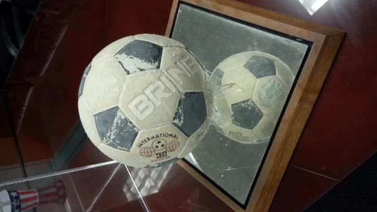 La historia del balón de futbol que viajó al espacio - balon-challenger