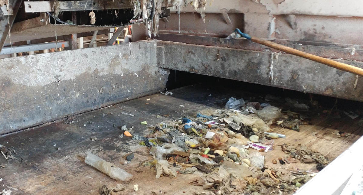 Recuperan juguetes, celulares y tarjetas de crédito del drenaje - basura-en-el-drenaje-de-ohio