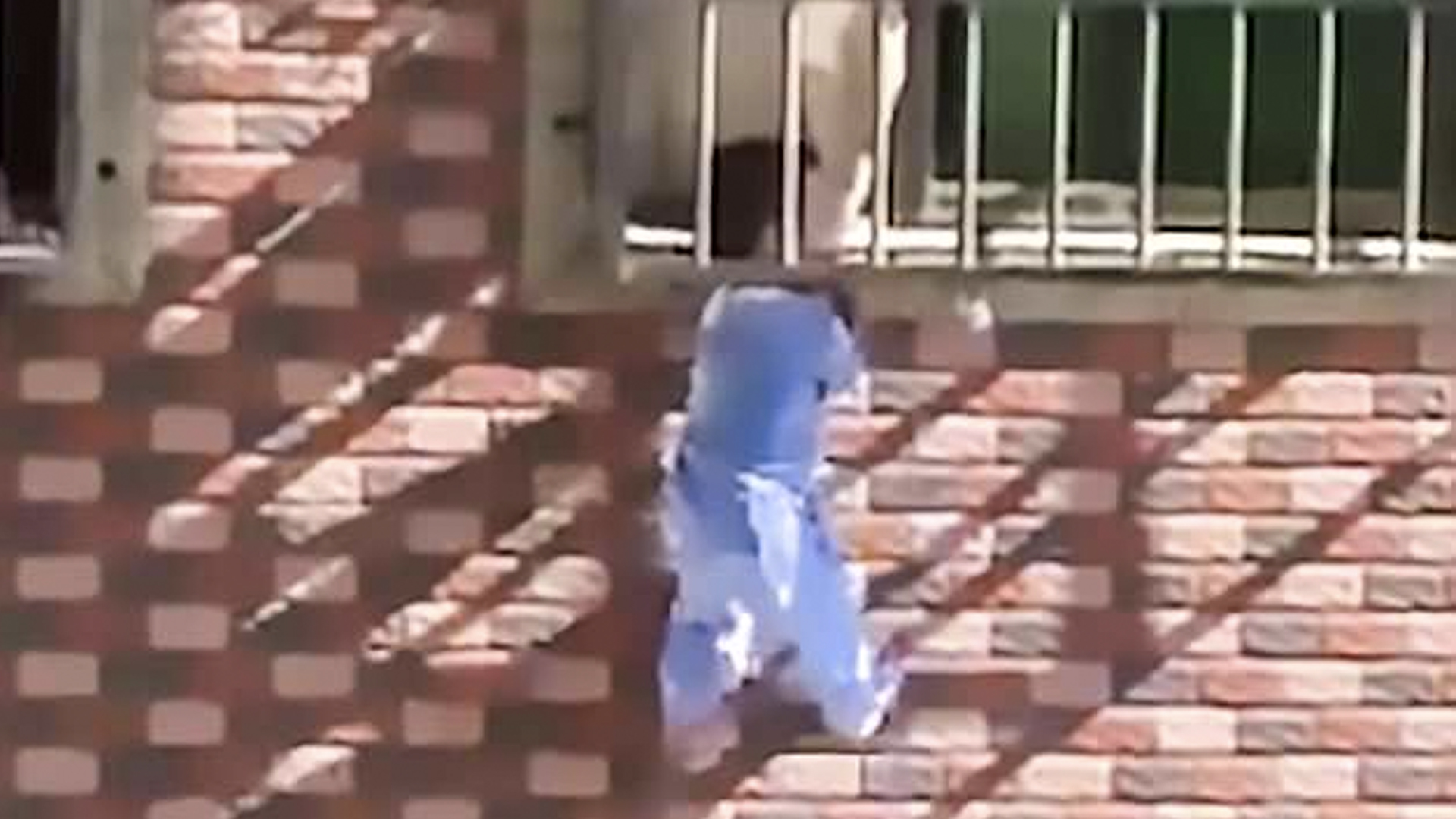 #Video Bebé queda atrapado en rejas de ventana en China