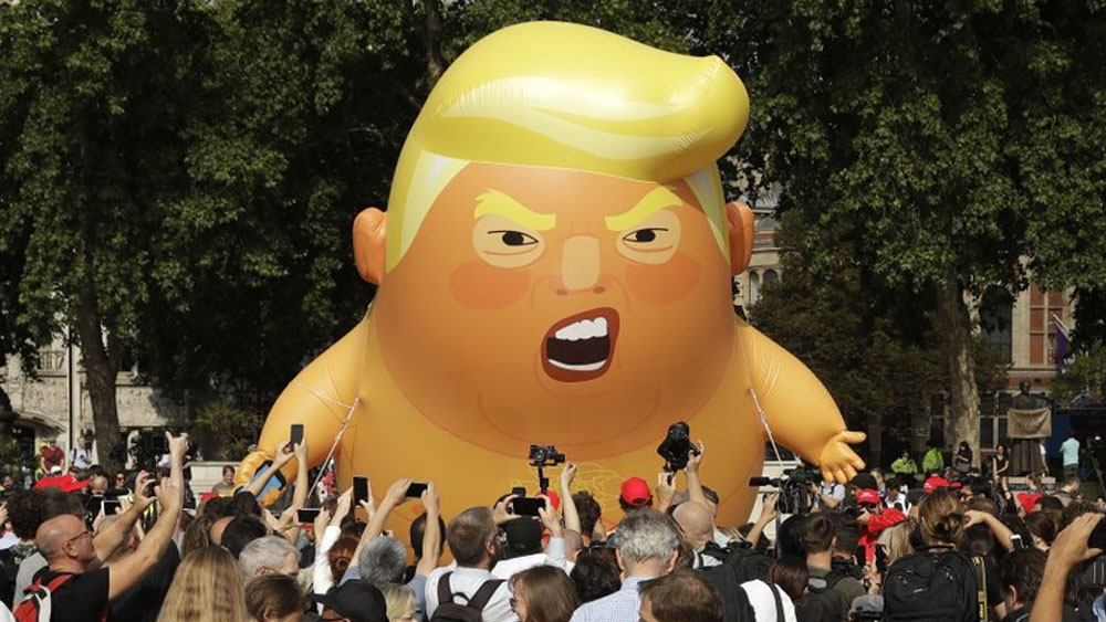 Protestan en Londres con globo gigante de Trump - bebe-trump