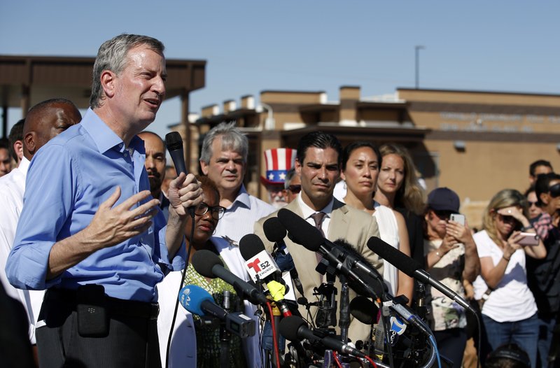 Alcalde de NY niega acusaciones de cruzar la frontera en Texas - billdebladioint