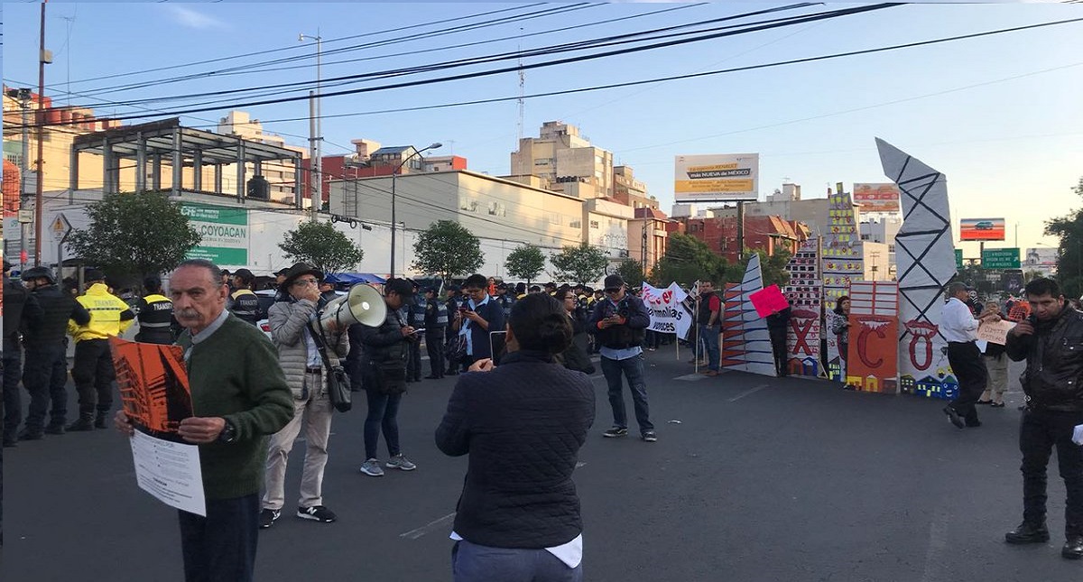 Bloquean Avenida Universidad para manifestarse contra mega desarrollos